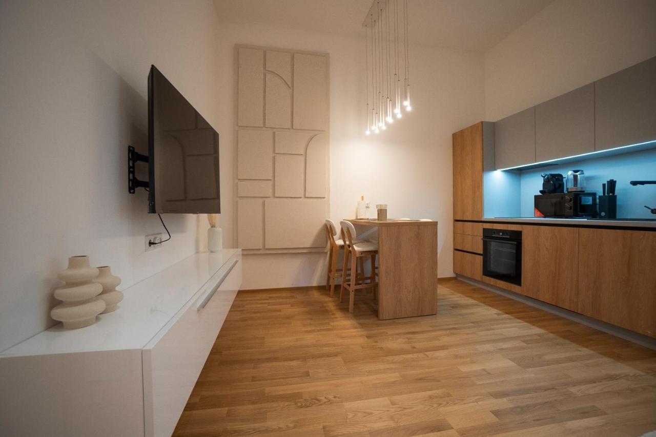 Apartment 2-rooms Spacious In A Vibrant Cozy Area *